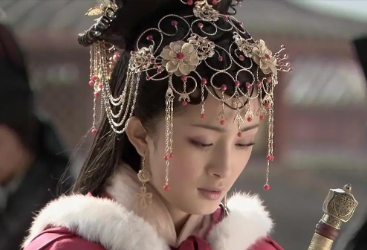 公元前31年，王昭君才23岁，丈夫刚去世，大儿子迫不及待地冲进帐篷，抱住她就不放