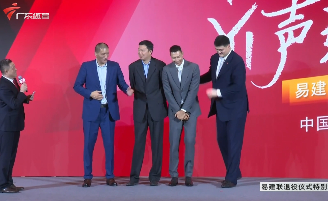经典！易建联退役仪式，中国男篮4大移动长城合照！
易建联退役仪式今天进行，姚明、