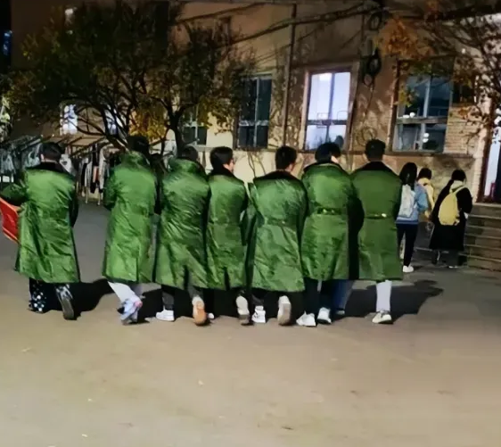不作不死的羽绒服商家今年误判了形势。本以为冬天来了，老百姓会像往年一样离不开它，