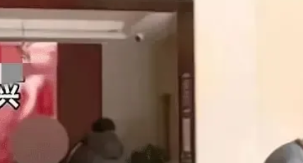 浙江嘉兴，黄大爷已经85岁高龄了，但是却在不到半年的时间里，把40多万元巨款花费