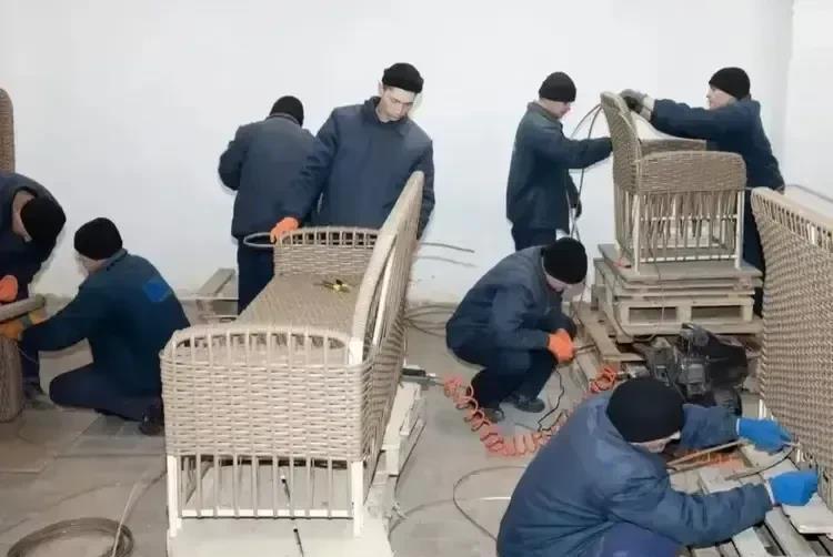 每个俄军战俘都要为每月的3000格里夫纳工作！乌战俘营中俄军战俘恐已过万！
  