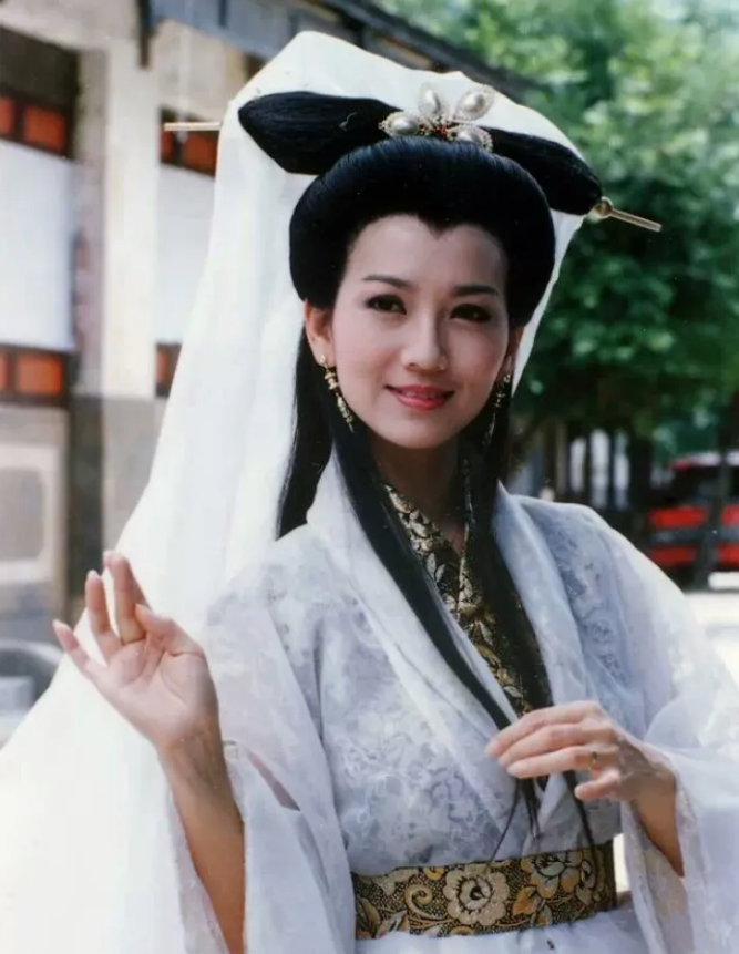 现在的新晋女明星真的没法看了，全都是跟资本达成了共识，白瘦幼。90年代的美女们，