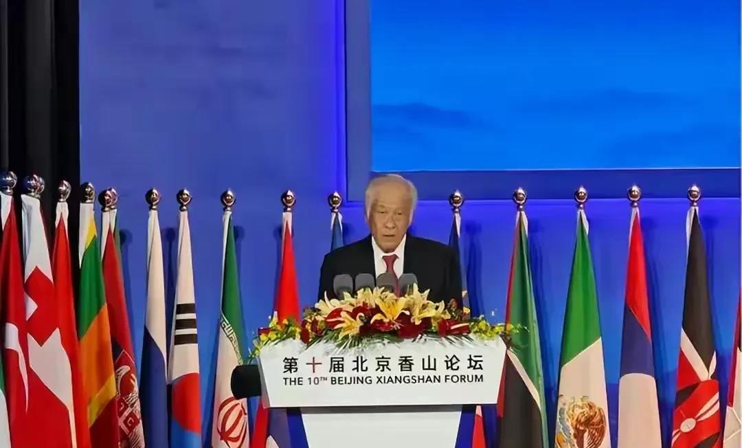不知天高地厚的新加坡！北京香山论坛上新加坡防长公开给中国提建议，要求中方做仁慈大