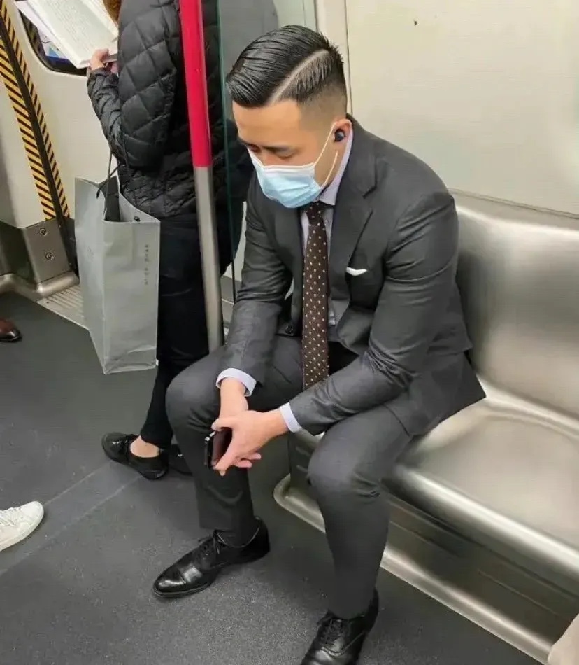 这种人看穿着打扮应该属于精英吧？
