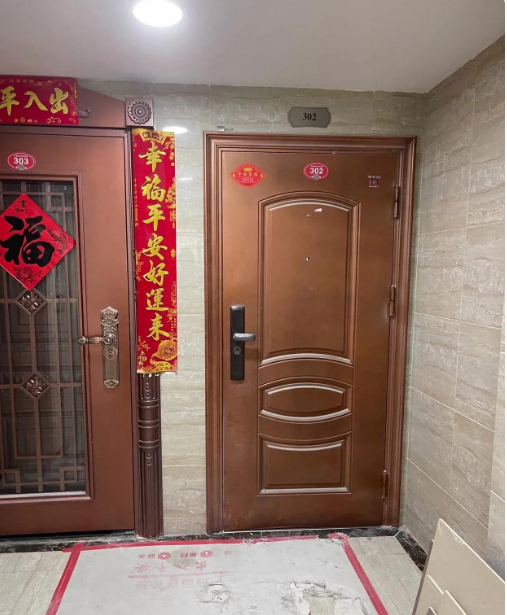 为什么我换个门还要邻居同意啊，现在天天找我，真是我的问题吗？

家里装修时，我发