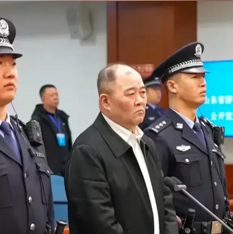 巨贪听到免于死刑，愁眉舒展，微笑了！愤怒的民众，心里彻底失望了！
​中信银行原行