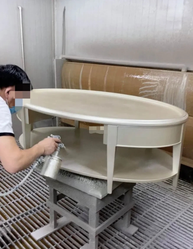 山东淄博，一销售家具的门店在店内为家具补漆，被环保局罚款5万元。家具店不服，将环