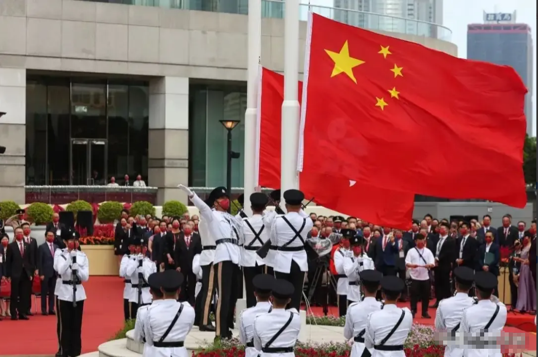 香港政府有535名政府雇员拒绝宣誓并已全数离职。香港公务员事务局局长杨何蓓茵表示