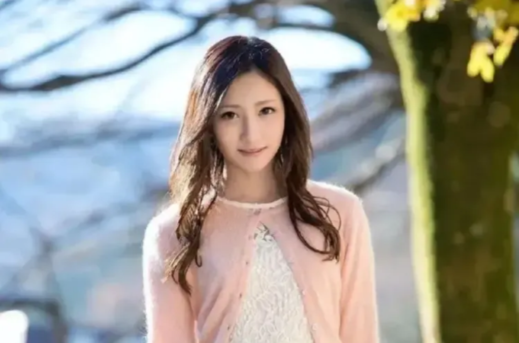 日本特演女神-桃谷绘里香
一位少有作品却备受追捧的女神，她就是桃谷绘里香。即便作