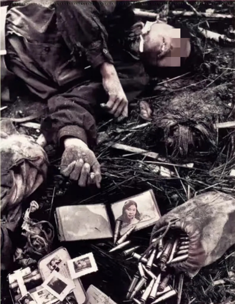 1967年，越南，一名阵亡的士兵照片，他随身带着的东西都被美军清理了出来，而除了