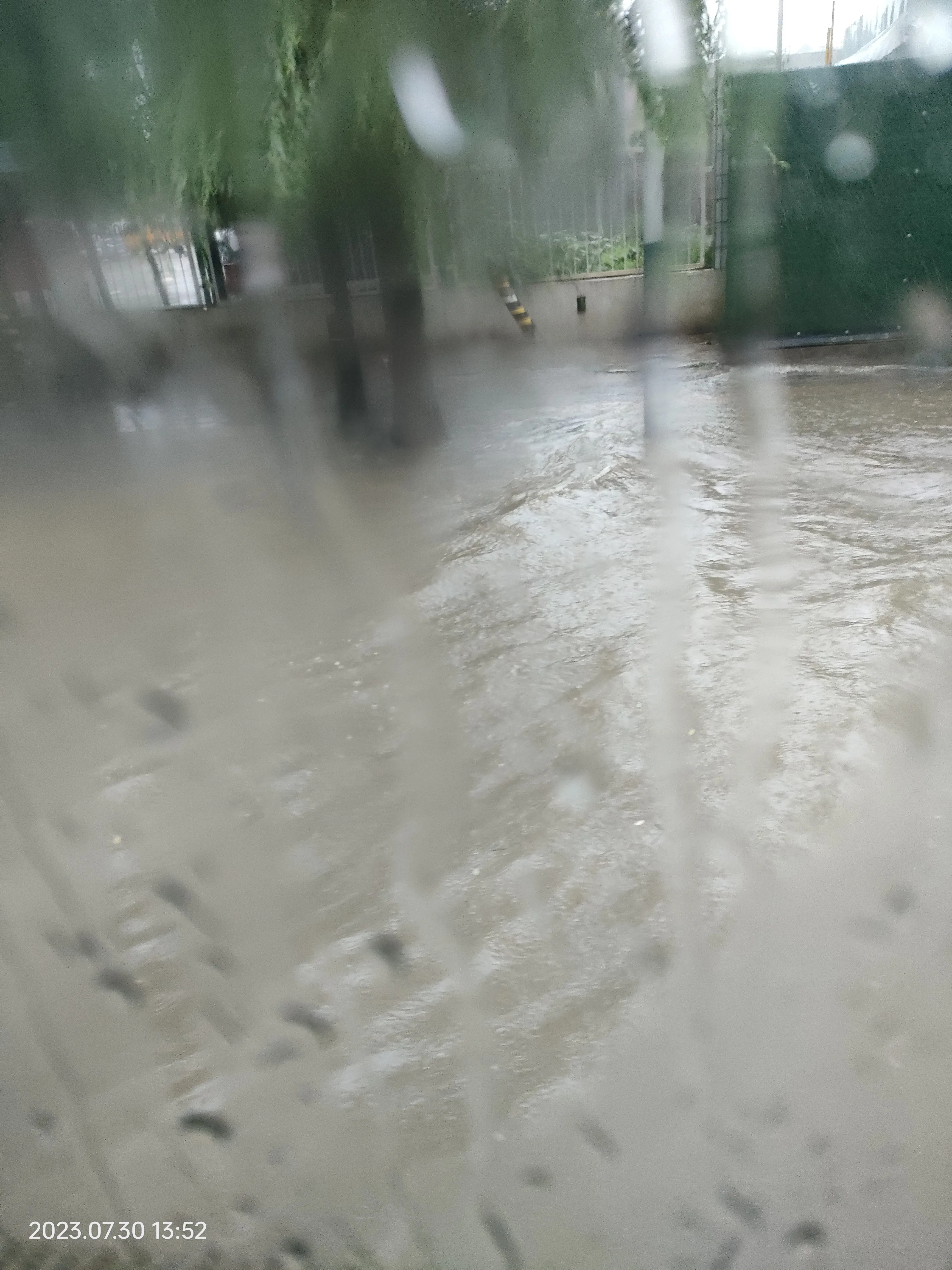 不管怎样，我也算幸运的，7月30号我还在房山，那雨下了一夜又下了一上午，老公惦记