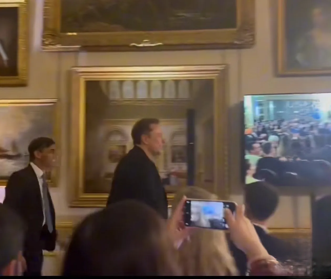 为什么马斯克参加在英国召开的人工智能大会，竟敢走到英国首相苏纳克的前面，大步流星
