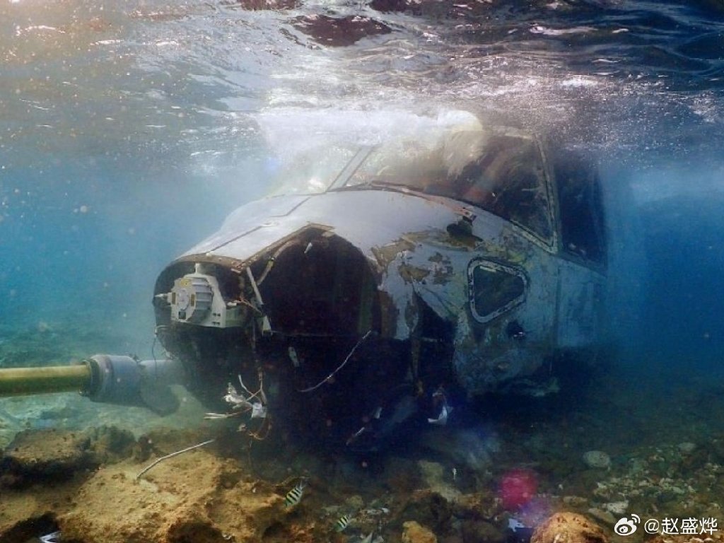 好消息，下海摸鱼的美国鱼鹰终于被摸到了，坏消息是，机上八人全部完蛋了。

据悉，