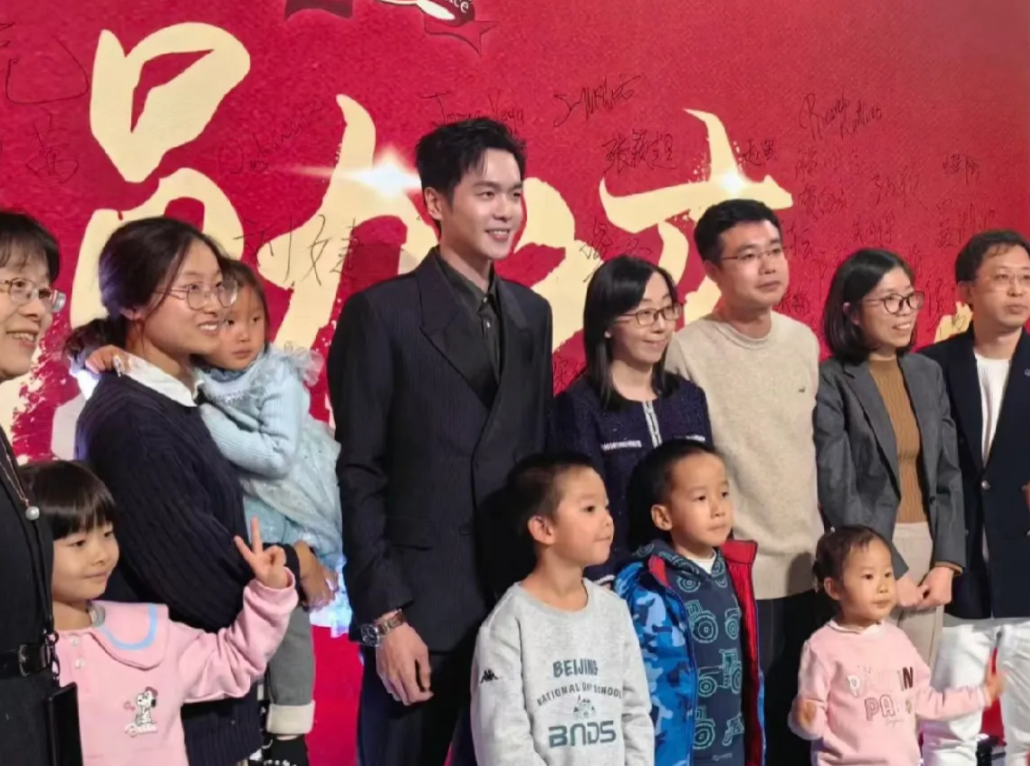 张若昀回母校北京十一学校生图，张若昀本人脸很小，瘦瘦高高的，虽然眼睛不大但很有神