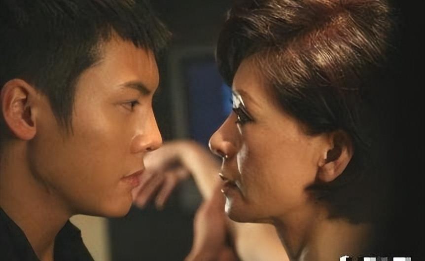 陈伟霆拍摄了电影《出轨的女人》，在电影中演绎了一段火爆的姐弟恋情。