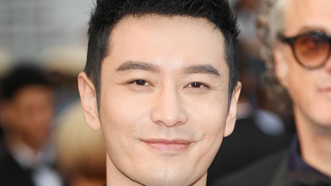 黄晓明携绯闻女友叶珂出国旅游，女方身材不输baby，曾隔空表白