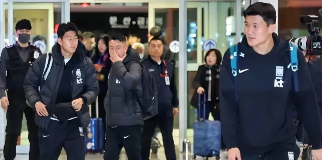 韩国球员抵达深圳，大批球迷接机，直接说明5个问题

1、中国竟然有这么多韩国队球