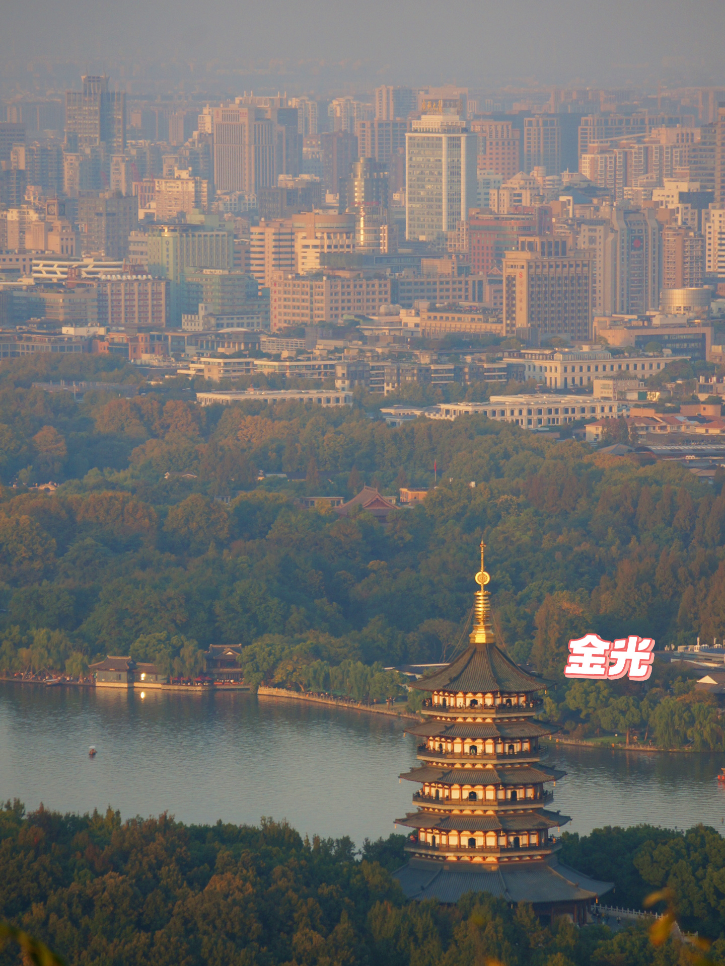 西湖边藏了一座可以俯瞰整个杭州的山