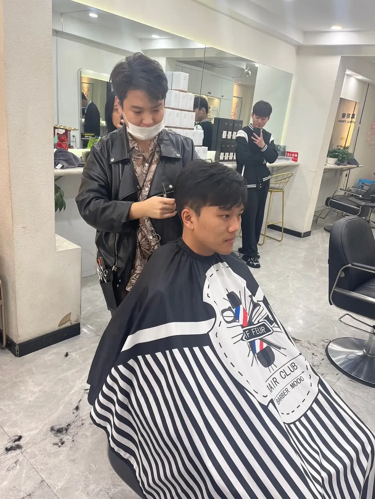 昨天还拘谨，土气的解清帅
今天立马精神抖擞
之前那身廉价行头被换下
从头到脚全是