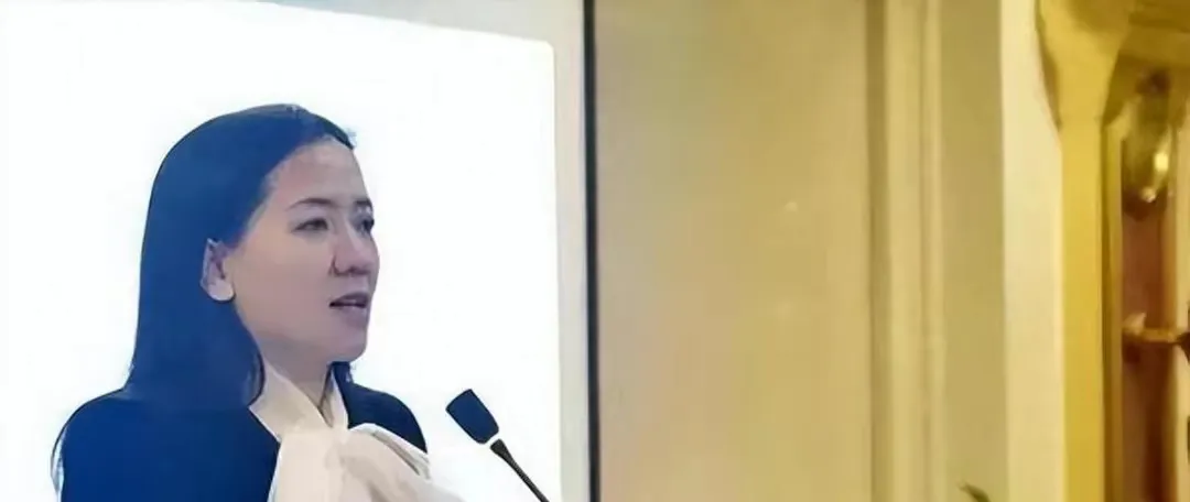 近日，残害中国人的电诈恶魔！亨利集团的董事长魏榕已经被通缉！
有传闻她逃去了泰国