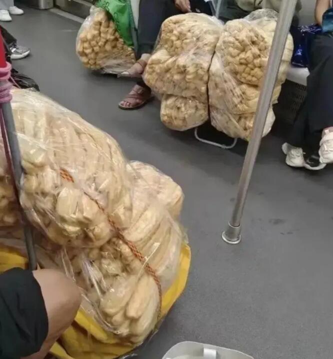 最近在地铁上看到一群“油条大军”，几个老人组团，每人拖着上百根油条回家。我实在好
