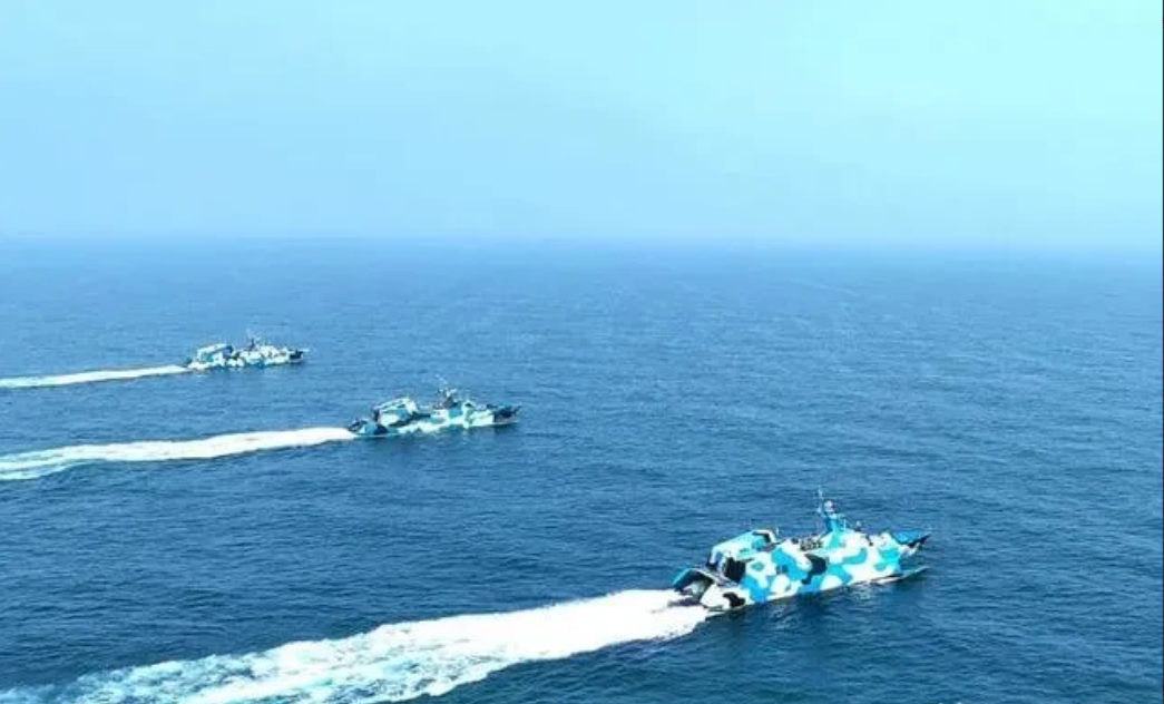 南海舰队火力全开，022导弹艇全歼“武装渔船”，菲律宾看清楚了。中国应该向美日菲