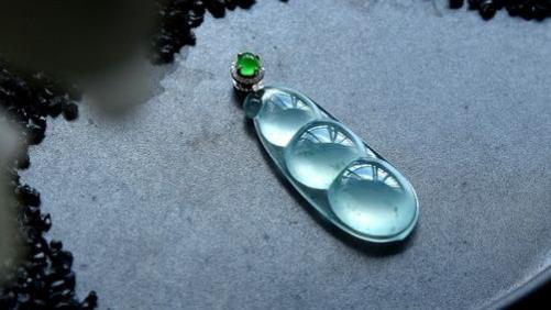 你购买时，不能后悔的，到底选择翡翠的种还是色。