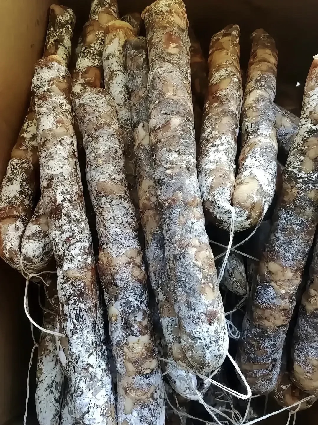 四川好友寄过来的腊肠，放在家里几个月也没想起来吃，现在成这个样子了。不知道洗洗还