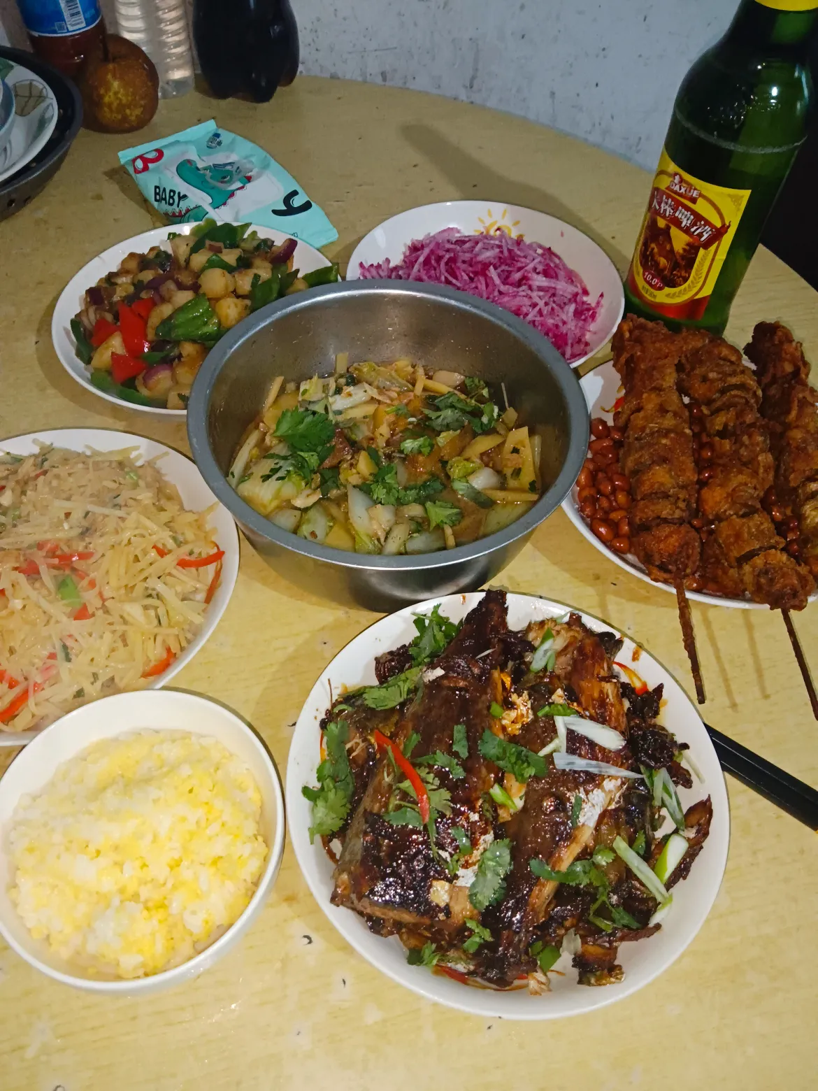 我老公一天挣170块钱，就这伙食。今天晚上10块钱的鱼，6块钱的鸡脖子，剩下四个