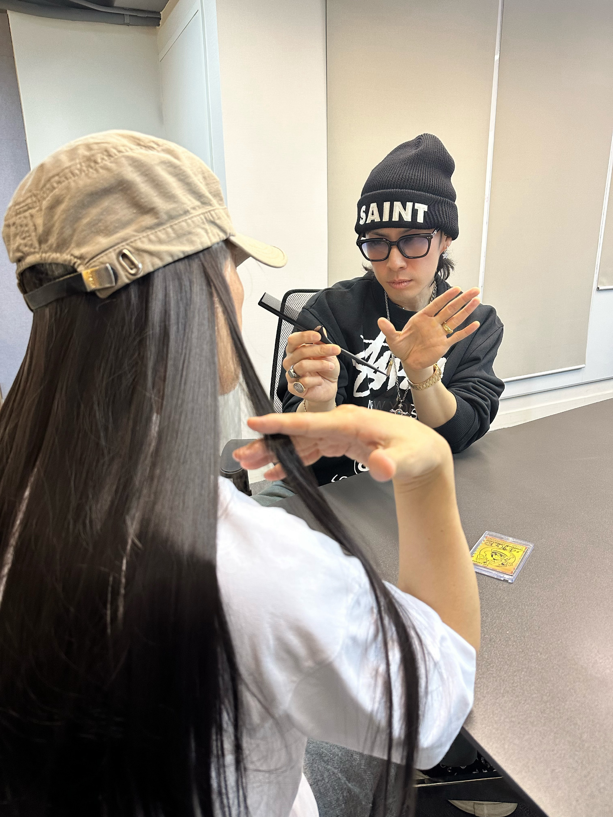 周星驰黑长直
“星爷”周星驰分享与吴建豪合影，黑色长发背影，还请大家留言自己心目