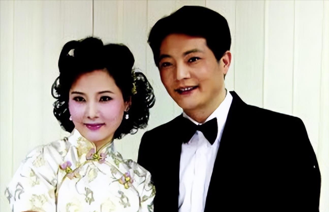 1983年，何赛飞去老师家吃饺子，看到相片中老师的4个儿子，突然感觉会嫁给其中的