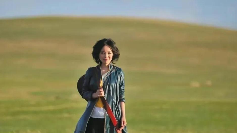 她连上4次春晚, 被恩师夺初夜、骗堕胎, 星途全毁, 至今没人敢娶