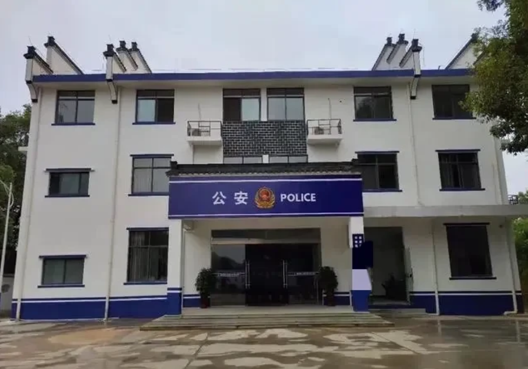 今天来陪朋友报案，在派出所待了半天，真是长见识了！！从递交材料开始，接待民警就说