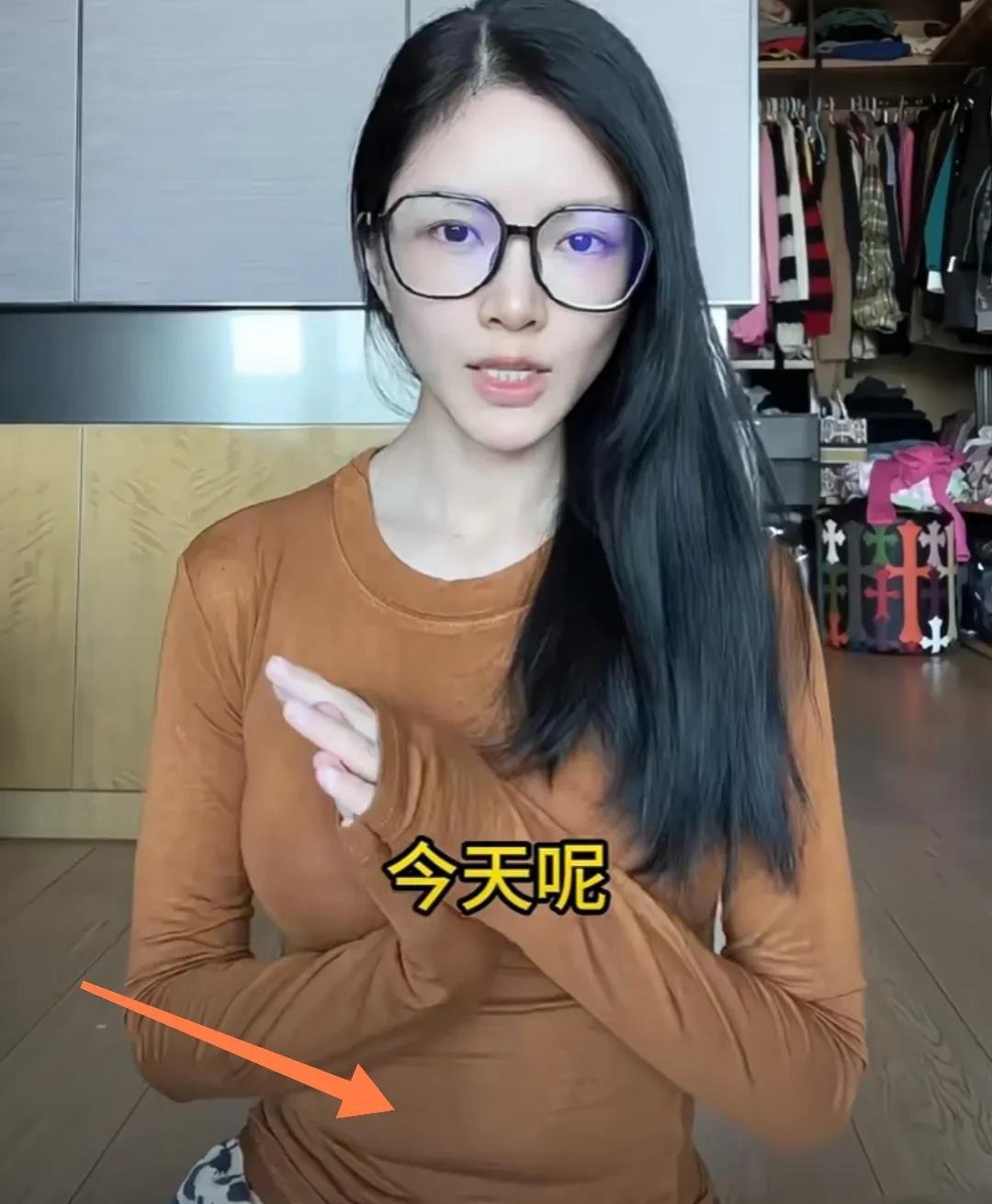 杜淳老婆才90多斤，肚子上却有一层松垮的赘肉，王灿坐在地板上录视频，修身打底衫遮