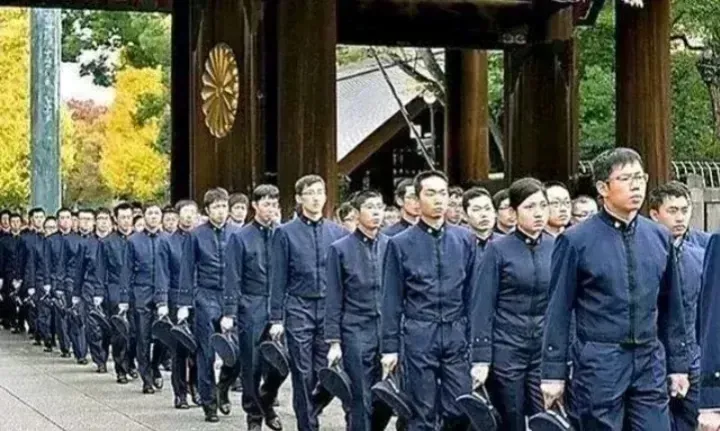 中日年轻人都在时刻回望历史：
日本年轻人在敬仰它们祖上的＂荣光＂！
中国年轻人在
