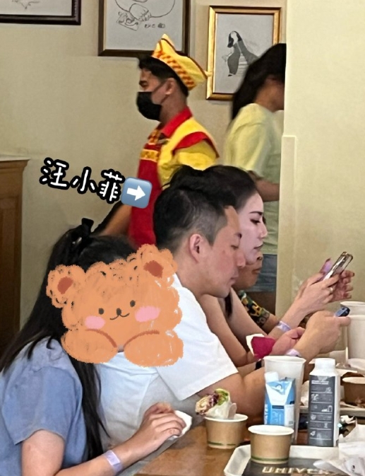 网友在新加坡，偶遇汪小菲和新女友，汪啥品味，是怎么做到从张雨绮到塑料脸的，大S女