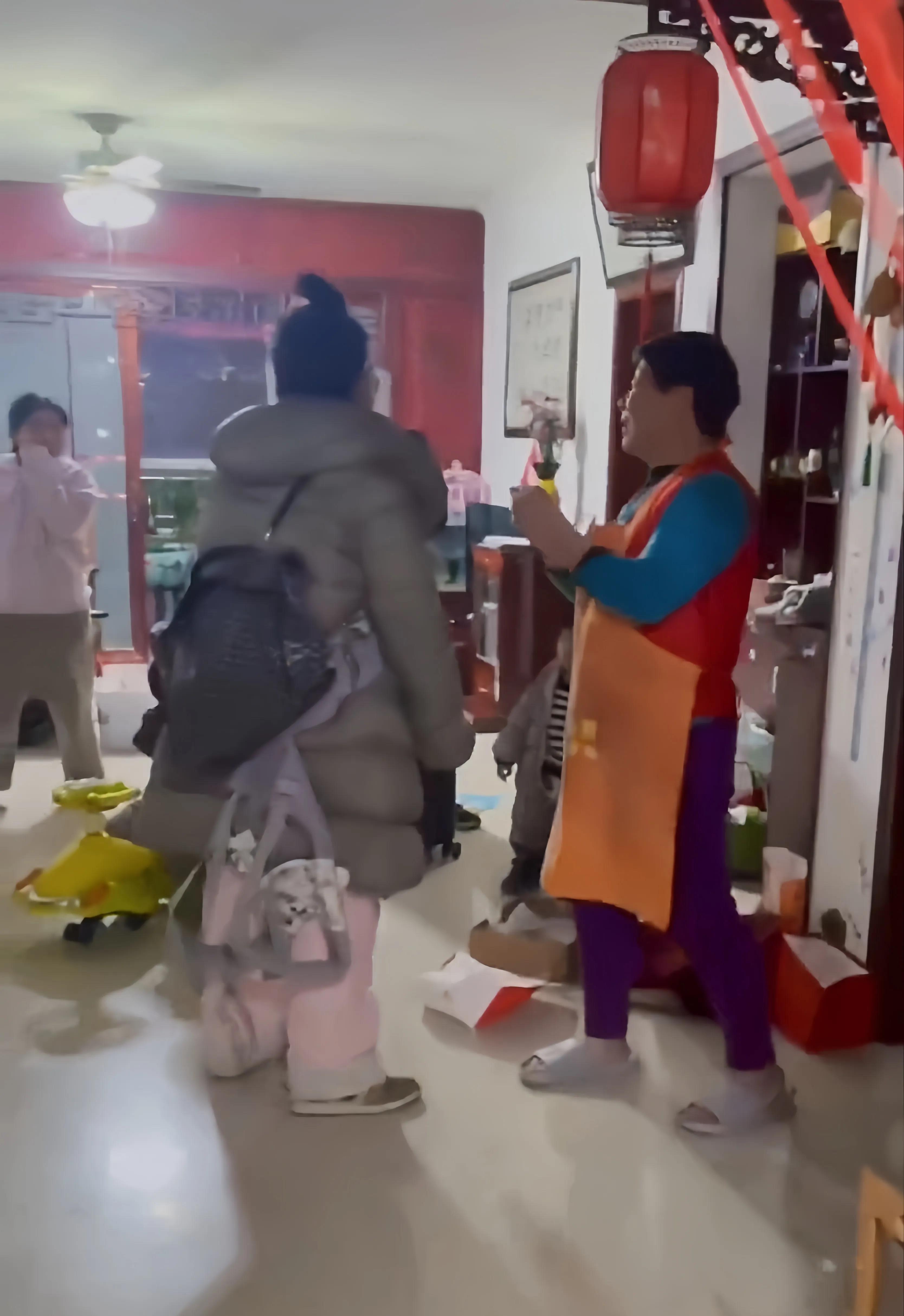 “我要走！这娘家我是待不下去了！”女子的声音带着哭腔，泪水在她眼眶中打转，她一边
