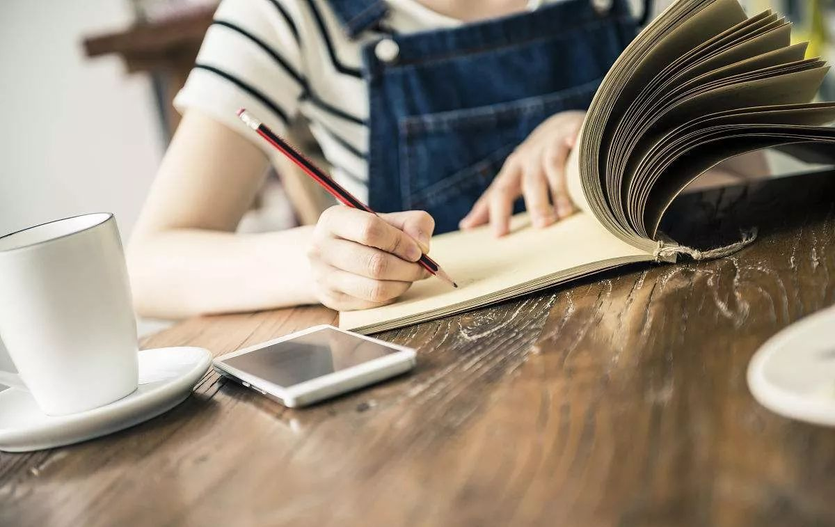 我爸，在我10岁的时候就发现我是个平庸的孩子。犟了几年，看我实在是不可能出现笨鸟