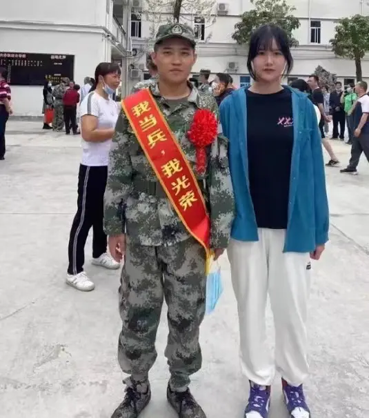男的当兵两年，女的气质全变了