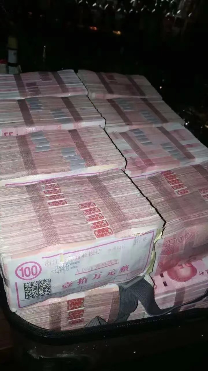 如果你中了两千万，就需要携带身份证、银行卡和彩票前往彩票中心兑奖。一旦到达目的地