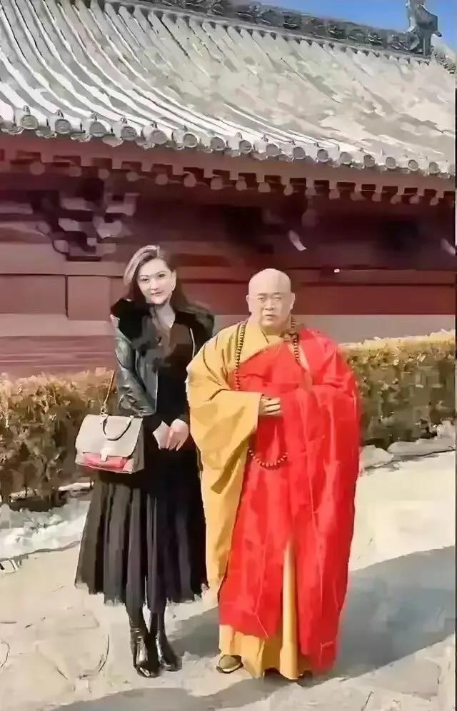 一代高僧释永信跟年轻貌美的女游客在少林寺的合影！
美女内心激动，有机会和高僧合照