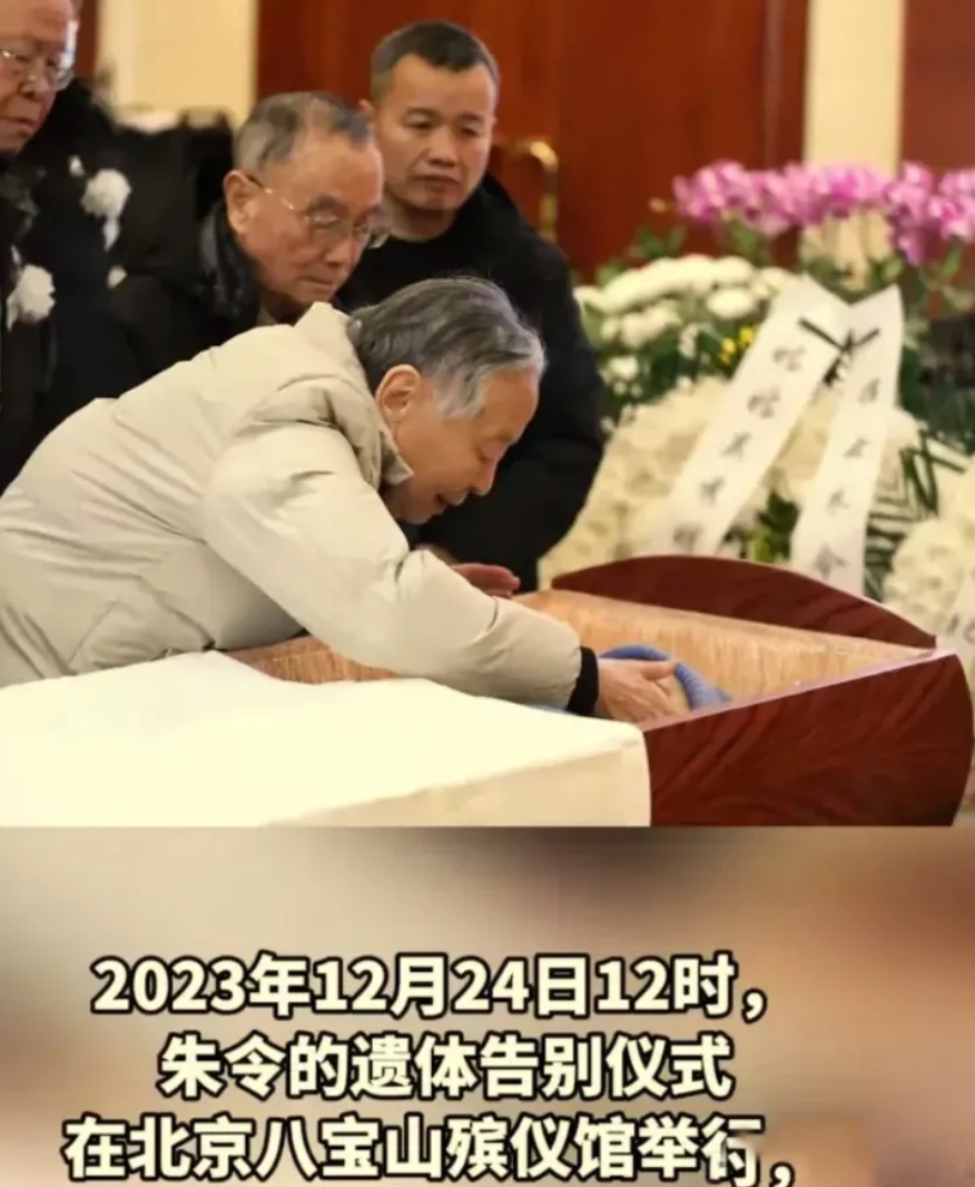 送别朱令时，爸爸低下头用额头贴了贴朱令的的额头，他们的额头贴在一起，朱令爸爸脸上