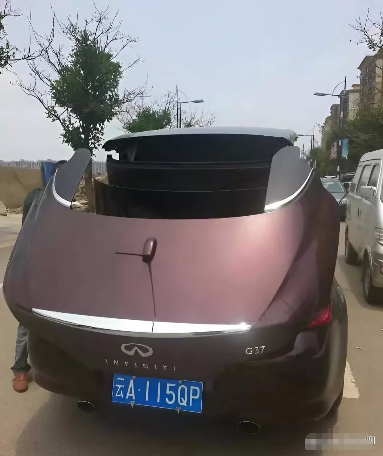 十几年前，这辆车也算是相当豪华的了。