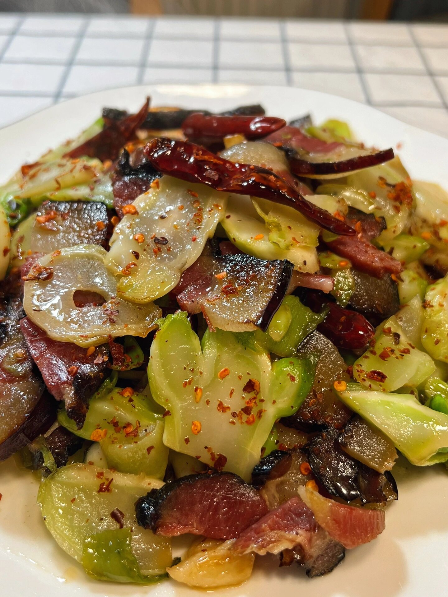 超下饭的儿菜炒腊肉和大片冬瓜
使用食材：儿菜、腊肉、干辣椒、蒜、生抽、辣椒面
准