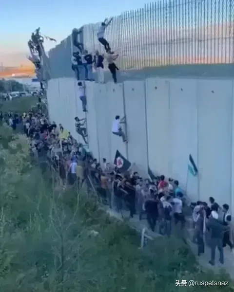 数以千计的埃及约旦与黎巴嫩热血青年翻过隔离墙进入加沙，他们希望哈马斯提供武器，共