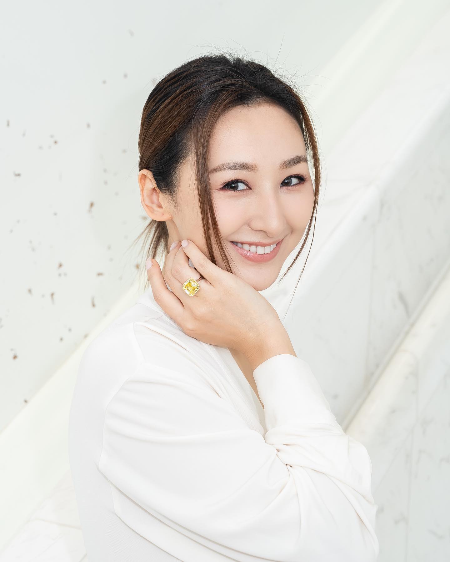 她在香港TVB拍了很多电视剧，身材算是顶级水平，演技还是值得肯定，可惜一直都没有