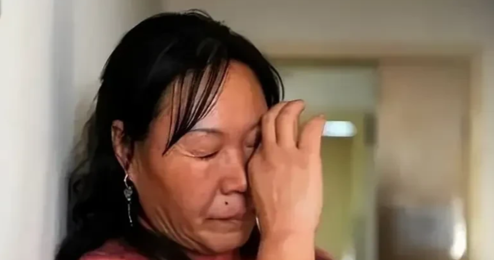 父亲去世后，男孩跟着继母生活，一天深夜男孩已经睡下，继母却突然悄悄摸进了房间。男