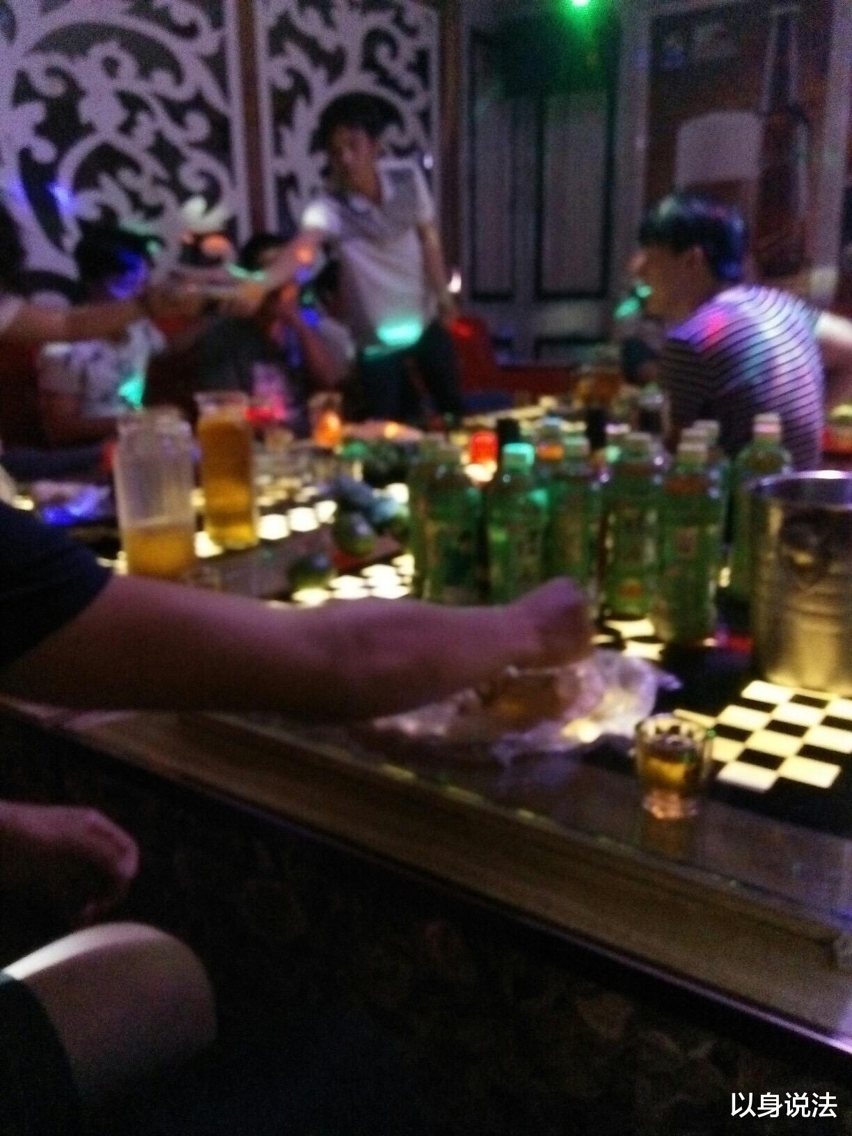 成都两名大学生与醉酒女子发生关系后，一人因递安全套被多判8年！

四川成都，两名