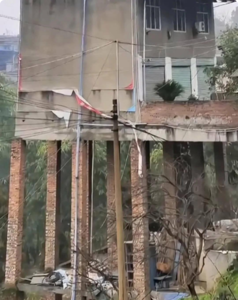 几十年前建房子，宅基地就这么紧张了？ 

不过，值得关注的是，这房子就用十几个砖