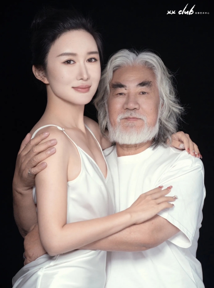 新年伊始，72岁的导演张纪中又狠狠地撒了一把狗粮，连续晒出来好几张和现任41岁娇